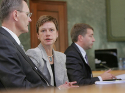 Kultūras ministre Sarmīte Ēlerte (centrā) sarunā ar finanšu ministru Andri Vilku valdības sēdē. Foto: Raitis Plauks, F64