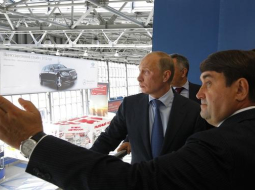 Krievijas prezidenta palīds Igors Levitins (priekšplānā) kopā ar Vladimiru Putinu pirms gada Vladivostokas lidostas izstādē. Foto: ITAR-TASS/LETA