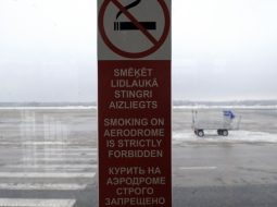 Lidosta "Rīga". Aizliegums smēķēt. Foto: Romāns Kokšarovs, F64