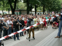 Pirms uzņēmuma jaunās padomes ievēlēšanas notika "Liepājas metalurga" arodbiedrības rīkotais strādnieku mītiņš, kurā strādnieki gribēja gūt skaidrību, kad uzņēmums varētu atsākt darbu. Foto: Dāvis Gūtmanis, LETA