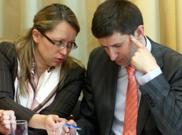 Izglītības un zinātnes ministrijas (IZM) valsts sekretāre Sanda Liepiņa un Izglītības un zinātnes ministrs Vjačeslavs Dombrovskis (RP) tikšanās laikā ar Latvijas Izglītības un zinātnes darbinieku arodbiedrības padomi. Foto: Ieva Lūka, LETA
