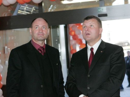 Dainis Liepiņš (K) un Ainārs Šlesers (L) vēl kopā rekonstruētā Rīgas Centrāltirgus sakņu paviljona atklāšanā pērn vasarā. Foto: Raitis Plauks, F64