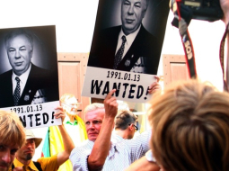 Lietuviešu protestētāji pie Austrijas vēstniecības Viļņā. Foto: AFP/LETA