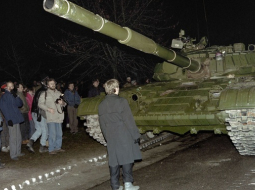 Padomju armijas tanks pie Viļņas televīzijas torņa ēkas 1991.gada 13.janvārī. Foto: AFP/LETA