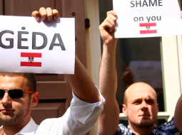 Lietuvieši protestē pie Austrijas vēstniecības. Foto: AFP/LETA