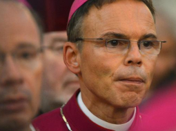 Pāvesta atstādinātais bīskaps Francis Pēteris Tebarcs van Elsts. Foto: AFP/LETA