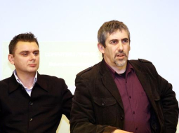 Vladimirs Lindermans (no labās) un Jevgēņijs Osipovs "Par dzimto valodu" kongresā. Foto: Kaspars Krafts, F64