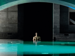 Ar siltu sālsūdeni piepildīto tumšo Berlīnes spa Liquidrom telpu izgaismo prožektori visās varavīksnes krāsās un skan dīdžeja mūzika. Preses foto