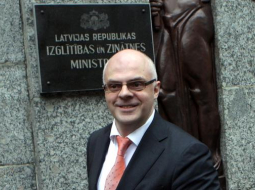 Izglītības ministrs Roberts Ķīlis pie ministrijas. Foto: Ieva Čīka, LETA