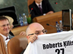 Roberts Ķīlis valdības sēdē, kurā dalīja sociālās kampaņas kreklus. Foto: Kaspars Krafts, F64