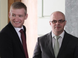 Reformu partijas atbalstītie ministri - vides aizsardzības un reģionālās attīstības ministrs Edmunds Sprūdžs (no kreisās) un izglītības un zinātnes ministrs Roberts Ķīlis. Foto: reinis Hofmanis, F64