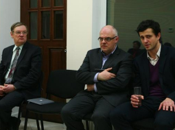 Roberts Ķīlis (vidū) domīgs par Reformu partiju. Blakus Ķīlim padomnieks Reinis Tukišs un RP biedrs Romualds Ražuks. Foto: Dmitrijs Suļžics, F64