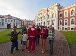 Lauksaimniecības universitātes galvenās ēkas pagalmā Jelgavā. Foto: Raimo Lielbriedis, F64