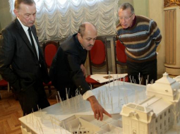 SIA "Re&Re" ģenerāldirektors Didzis Putniņš (no kreisās), Rīgas domes Īpašuma departamenta direktors Oļegs Burovs un žurnālists Andrejs Volmārs apskata Latvijas Nacionālā mākslas muzeja maketu. Foto: Ieva Čīka, LETA