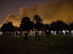 Ļaudis patrulē laukā pie Enfīldas, lai aizsargātu savus namus no bandām. Foto: AFP/LETA
