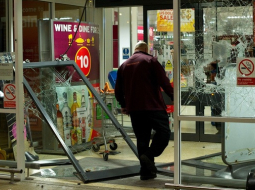 Vandaļu izdemolētais veikals Enfīldā. Foto: AFP/LETA
