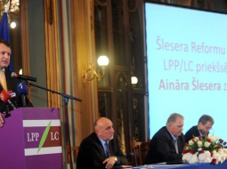 Šlesera reformu partijas LPP/LC valdes priekšsēdētājs Ainārs Šlesers (no kreisās), Eiroparlamenta deputāts Ivars Godmanis, Andris Bērziņš un Andris Ameriks Šlesera reformu partijas LPP/LC kongresā pērngada decembrī. Foto: Lita Krone, LETA