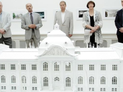 Rīgas domes priekšsēdētāja vietnieks Andris Ameriks (centrā), Īpašuma departamenta direktors Oļegs Burovs un muzeja direktore Māra Lāce piedalās Nacionālā mākslas muzeja ēkas restaurācijas, rekonstrukcijas un jaunbūves projekta” izstādes atklāšanā Latvijas Nacionālā mākslas muzeja zālē šovasar. Foto: Rūta Kalmuka, F64