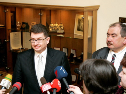 Bijušais ģenerālprokurors Jānis Maizītis (no kreisās) un AT priekšsēdis Ivars Bičkovičs ģenerālprokurora pārvēlēšanas laikā. Foto: Andrejs Terentjevs, F64
