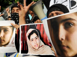 Protesta akcija Lahoras pilsētā Pakistānā pret talibiem, kuri sašāva 14 gadus veco cilvēktiesību aktīvisti Malalu Jusufzaji. Foto: AFP/LETA