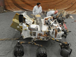 Zinātnieki pie "The Curiosity" modeļa NASA centrā. Foto: AFP/LETA