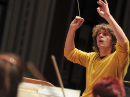 Diriģents Mārtiņš Ozoliņš mēģinājuma laikā