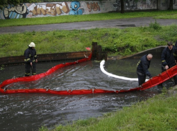 Piesārņojuma savākšana Mārupītē. Foto: Mārtiņš Zilgalvis, F64