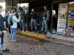 Krievijas policisti pie ieejas tirgotavā, kas jau ir izdemolēta. Foto: AFP/LETA