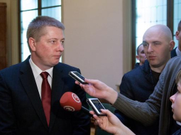Anrijs Matīss atbild uz žurnālistu jautājumiem. Foto: Andrejs Terentjevs, F64