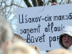 Āgenskalna iedzīvotāji šogad martā tikšanās laikā ar Rīgas mēru protestē pret Mazā Arkādijas parka apbūvi. Foto: Lita Krone, LETA