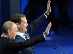 Krievijas vadoņi Dmitrijs Medvedevs un Vladimirs Putins, kas amatos samainīsies vietām. Foto: AFP/LETA