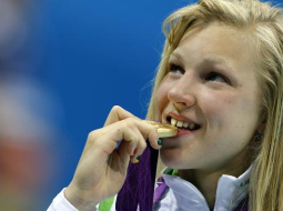 Rūta Meilutīte ar Londonas olimpisko zeltu. Foto: EPA/LETA