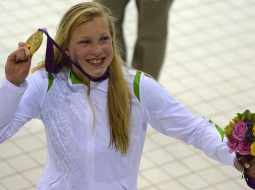 Ruta Meilutīte ar olimpisko zelta medaļu. Foto: AFP/LETA