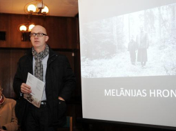 Rakstnieces Melānijas Vanagas vedakla Rūta Vanaga un filmas producents Gints Grūbe pērn piedalās preses konferencē bijušajā VDK ēkā par topošo Viestura Kairiša spēlfilmu "Melānijas hronika". Foto: Lita Krone, LETA