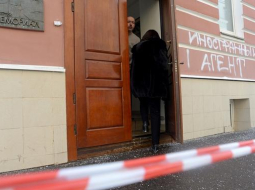 Krievijas nevalstiskās organizācijas "Memoriāls" nama sienu kāds putinpaklausīgs pilsonis aprakstījis ar uzrakstu: "Ārvalstu aģents. USA". Foto: AFP/LETA