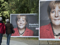 Vācijas kancleres Angelas Merkeles portreti priekšvēlēšanu aģitācijas plakātos. Foto: AFP/LETA