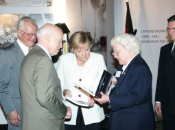 Vācijas kanclere Angela Merkele Okupācijas muzejā. Autors: Mārtiņš Zilgalvis, F64