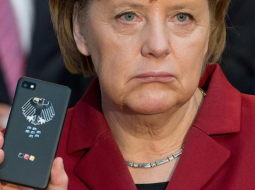 Vācijas kanclere Angela Merkele rāda savu telefonu. Foto: EPA/LETA
