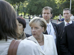 Vācijas kanclere Angela Merkele un Ministru prezidenta Valdis Dombrovskis (JL) pēc ziedu nolikšanas pie Brīvības pieminekļa. Autors: Andrejs Terentjevs, F64