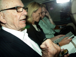 Ruperts Mērdoks ar meitu Elizabeti ierodas Londonā. Foto: AFP/LETA