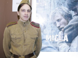 Filmas "Miglā" pirmizrādē kinoteātrī sagaidīja padomju armijas formas tērpos. Foto: Emīls Desjatņikovs, F64