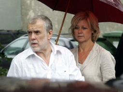 Kārlis Miķelsons ar dzīvesbiedri Lailu pēc iznākšanas no cietuma. Autors: Edijs Pālens, LETA