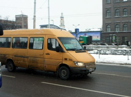 Mikroautobuss Rīgas ielās. Foto: Edijs Pālens, LETA