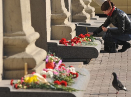 Ziedi pie metro stacijas Minskā, kurā pirmdien notika sprādziens, nogalinot 12 cilvēkus, bet ievainojot vēl vairāk nekā 190. Avots: AFP/LETA