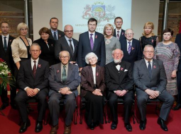 MK balvu laureāti kopā ar Ministru prezidentu Valdi Dombrovski un valdības locekļiem. Foto: Toms Norde, Valsts kanceleja