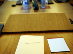Ministru kabineta darba kārtība premjeram uz galda. Foto: Lita Krone, LETA