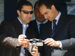 Mubaraka dēli Alaa (K) un Gamals (L). Avots: AFP/LETA