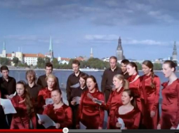 Ekrānšāviņš no "My Song" video.