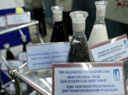 Naftas produktu paraugi Turkmenbaši naftas pārstrādes rūpnīcā, kur viesojās Latvijas Valsts prezidents. Foto: Ieva Čīka, LETA