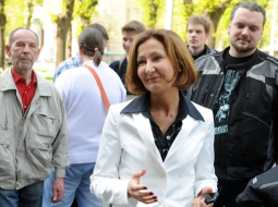 Žurnāliste Ilze Nagla pie Ministru kabineta pirms gada sarunājas ar protesta akcijas dalībniekiem, kas protestē pret īpašumā nelikumīgi veikto kratīšanu un Neo - Ilmāra Poikāna nelikumīgo aizturēšanu. Foto: Lita Krone, LETA